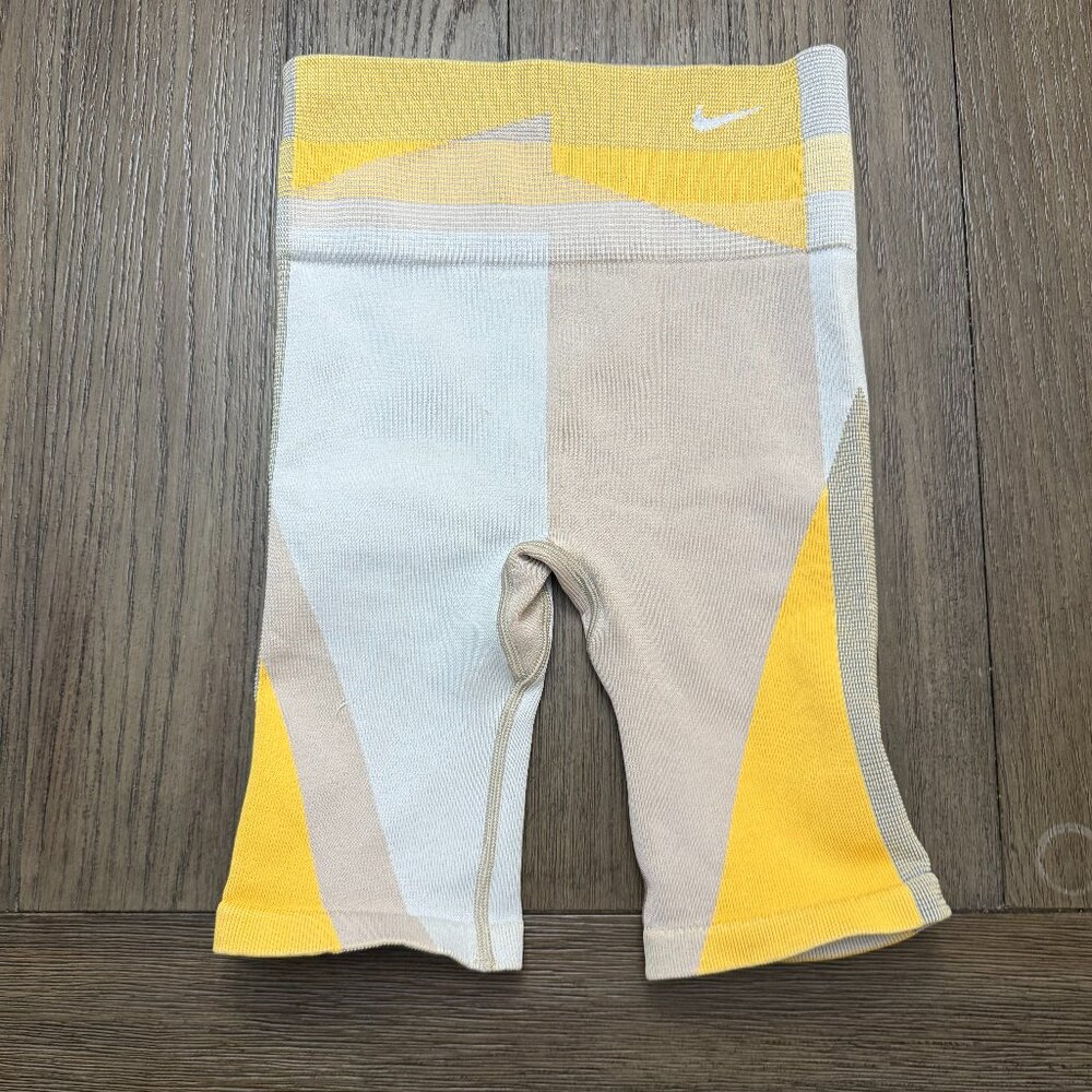 Nike Icon Clash Women's Seamless 8" Training Shorts